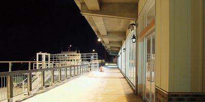 厳しい風雨に耐え、来訪者を温かく迎え入れる道の駅。